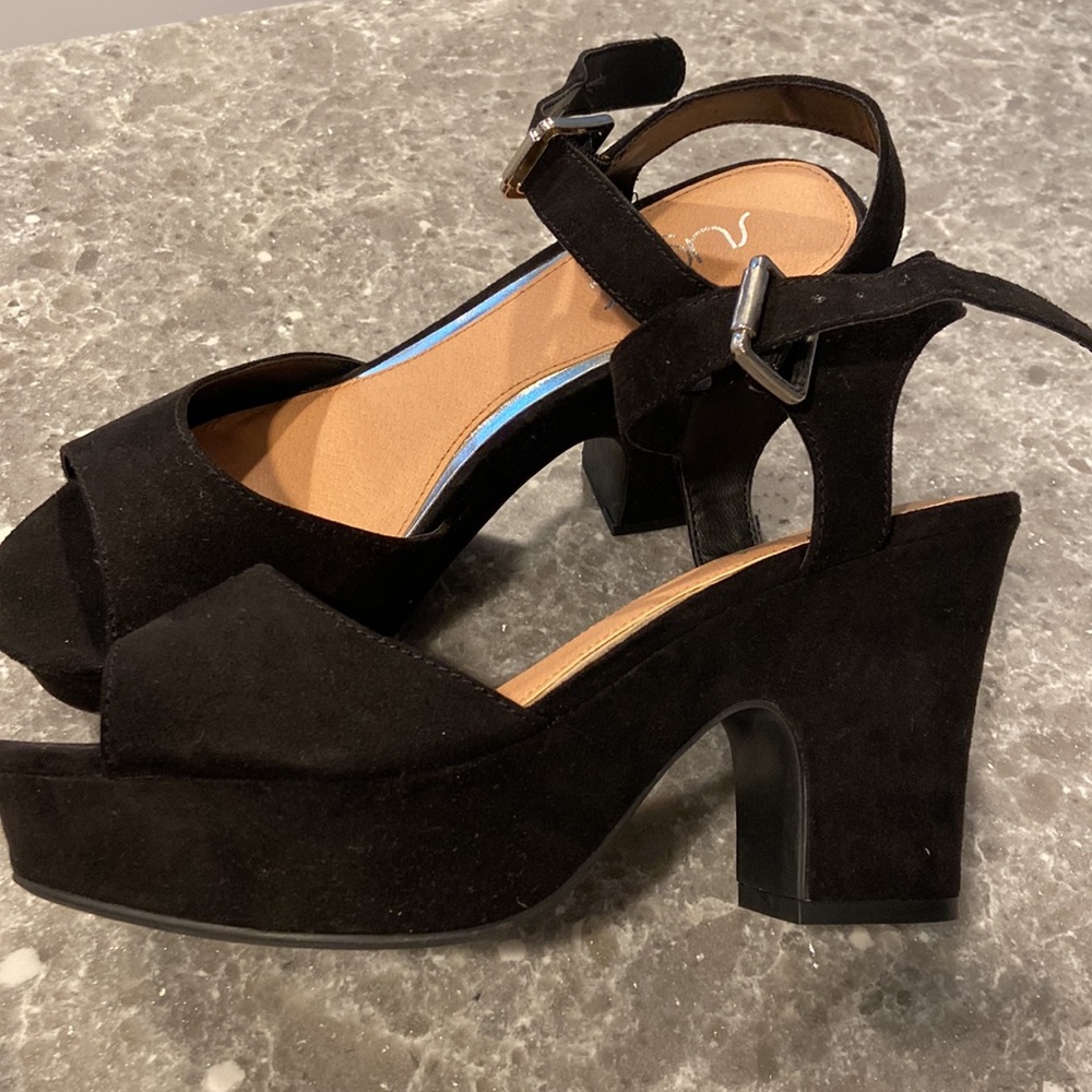 Heels 👠 - Picture 2 of 4